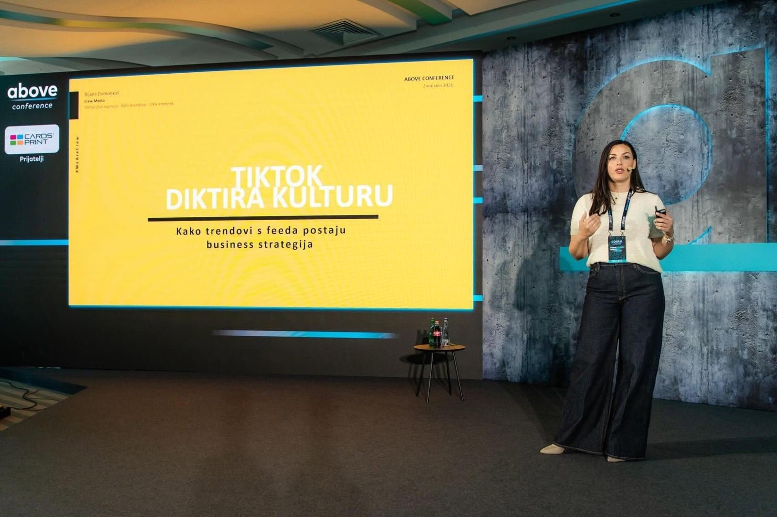 Dijana Domonkoš na pozornici konferencije Above, predavanje TikTok diktira kulturu